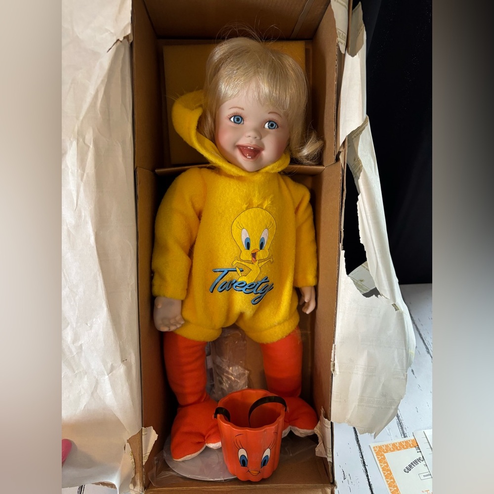 NIB Ashton-Drake Looney Toones "TWICK or TWEET" Doll